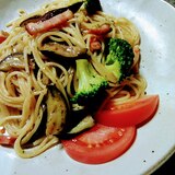 厚切りベーコンとトマトと茄子のジェノベーゼパスタ